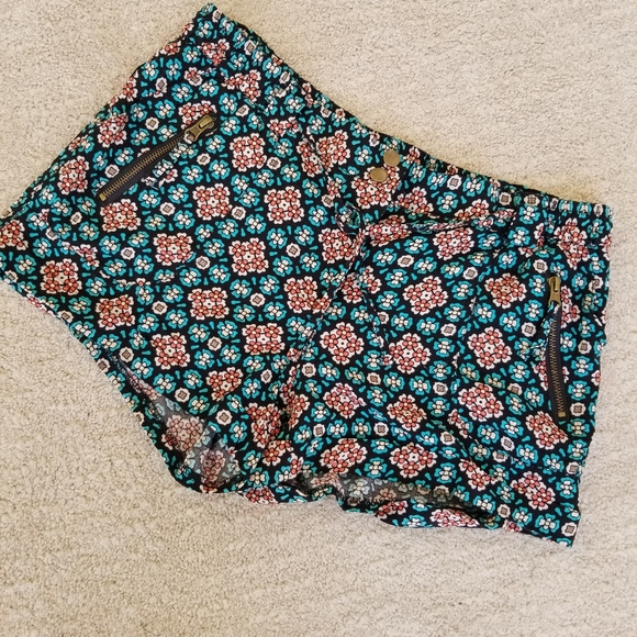 American Rag Pants - American Rag NWT Floral Short Shorts. Size XL.